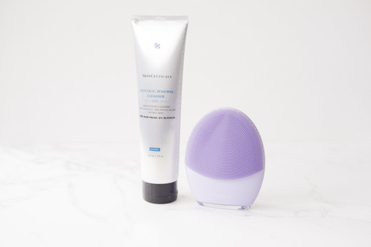 Glycolic Renewal Cleanser + Foreo