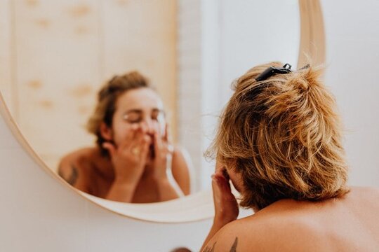 como limpar a pele do rosto diariamente