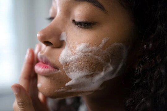 como limpar o rosto diariamente